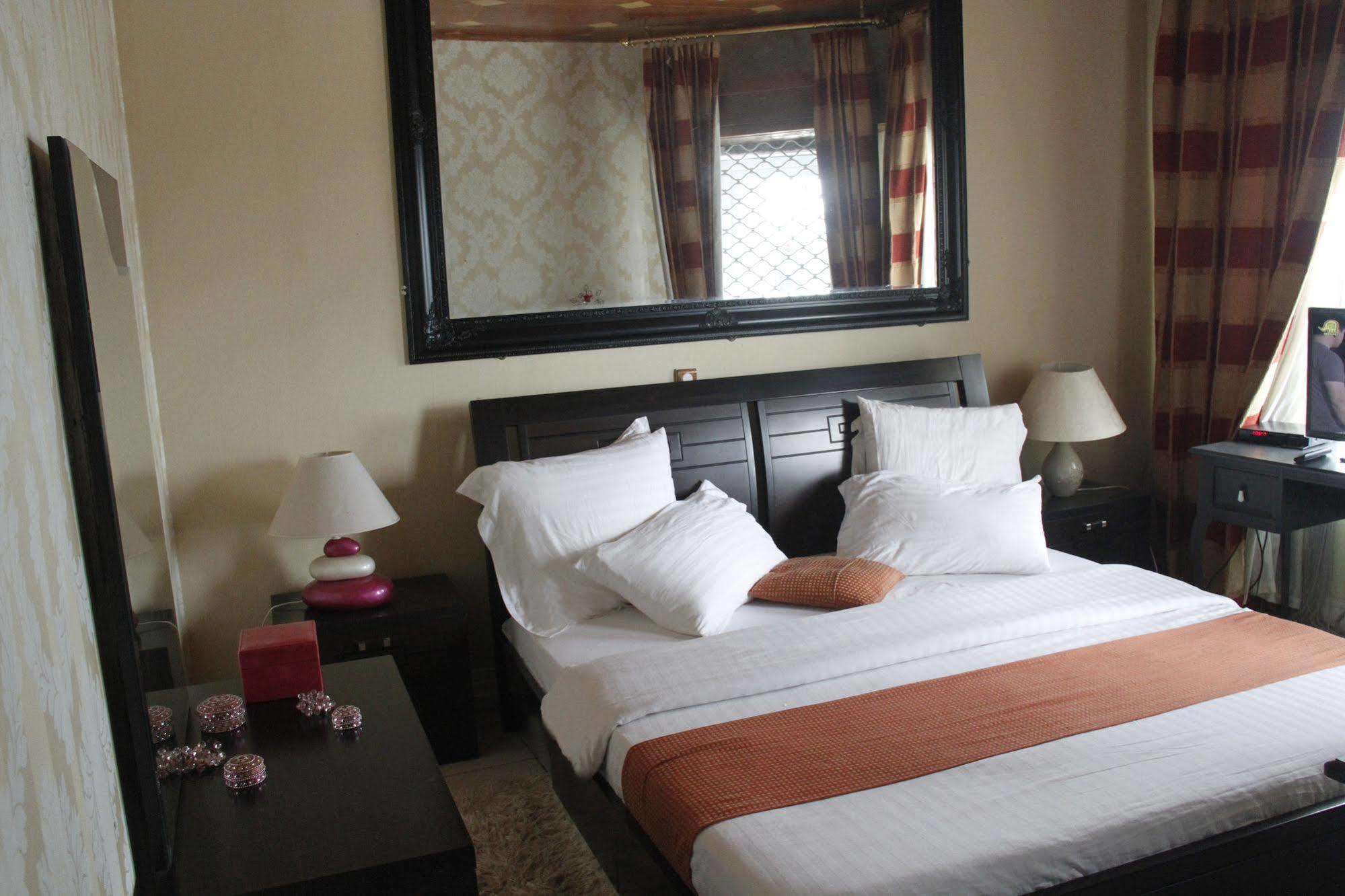 Saddle Hill Ranch Hotel Bafut Bagian luar foto
